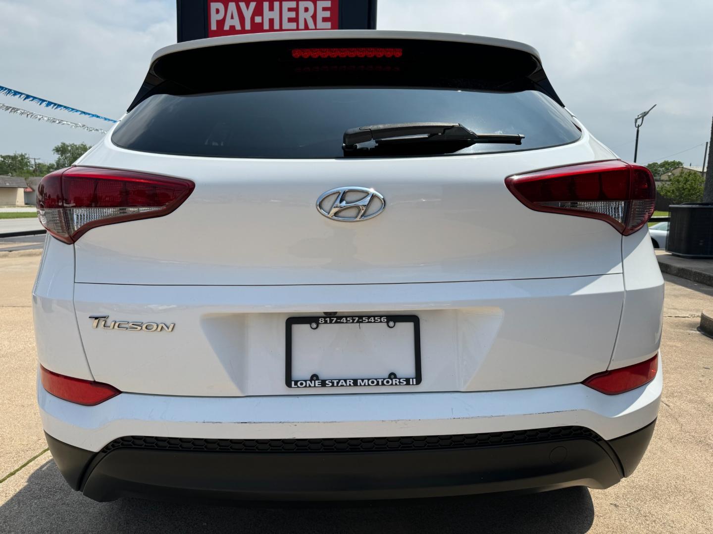 2018 WHITE HYUNDAI TUCSON BASE; SPORT; (KM8J33A40JU) , located at 5900 E. Lancaster Ave., Fort Worth, TX, 76112, (817) 457-5456, 0.000000, 0.000000 - Photo#5